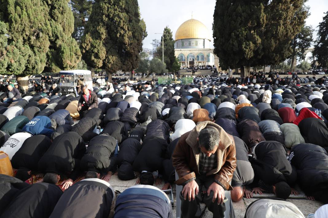 İsrail’in kısıtlamalarına rağmen akın ettiler: 120 Bin Filistinli Mescid-i Aksa’da saf tuttu - Resim: 47